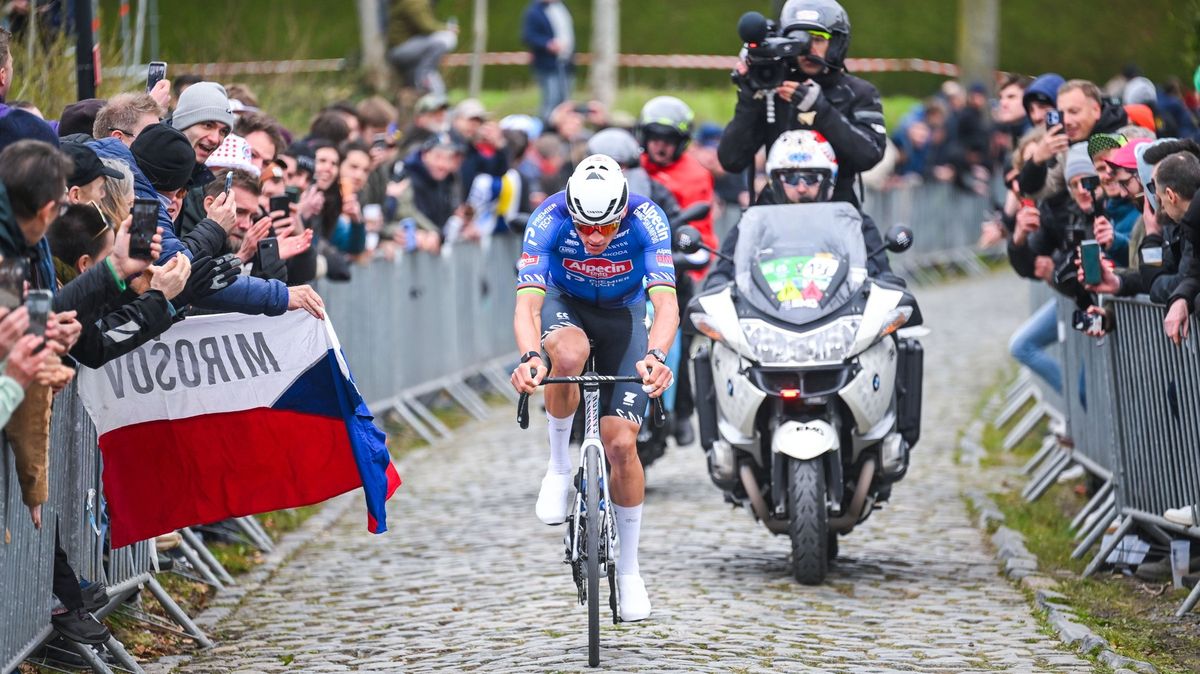Van der Poel po 63 kilometrů dlouhém úniku potřetí za sebou ovládl cyklistický závod E3
